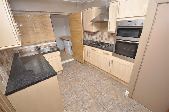  Image of 3 bedroom Terraced house to rent in Kennedy Avenue Macclesfield SK10 at MACCLESFIELD Cheshire MACCLESFIELD, SK10 3EZ