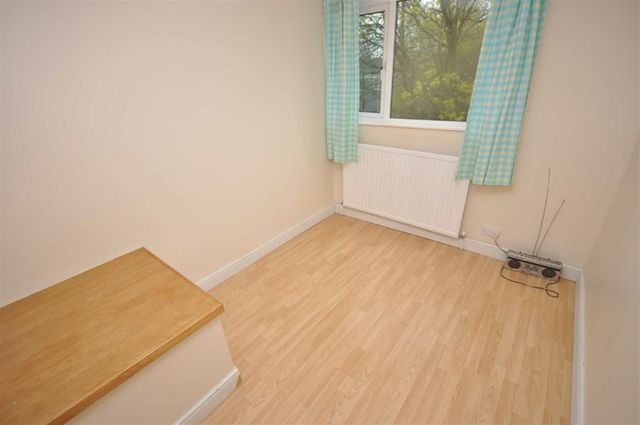  Image of 3 bedroom Terraced house to rent in Kennedy Avenue Macclesfield SK10 at MACCLESFIELD Cheshire MACCLESFIELD, SK10 3EZ