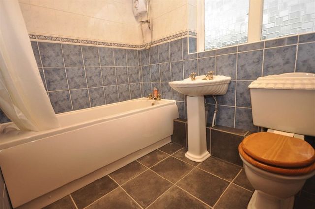  Image of 3 bedroom Terraced house to rent in Kennedy Avenue Macclesfield SK10 at MACCLESFIELD Cheshire MACCLESFIELD, SK10 3EZ