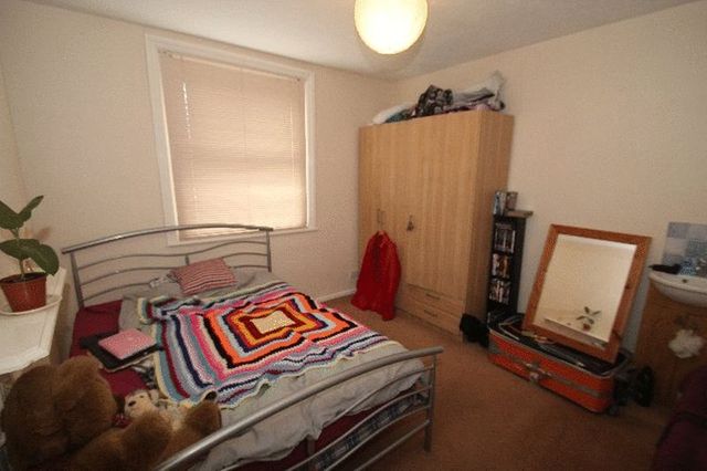  Image of 1 bedroom Flat to rent in Kings Road Fleet GU51 at Kings Road  Fleet, GU51 3AD
