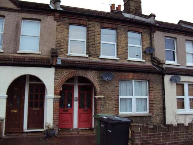  Image of 2 bedroom Flat to rent in Malyons Road London SE13 at Malyons Road, Ladywell London, SE13 7XG