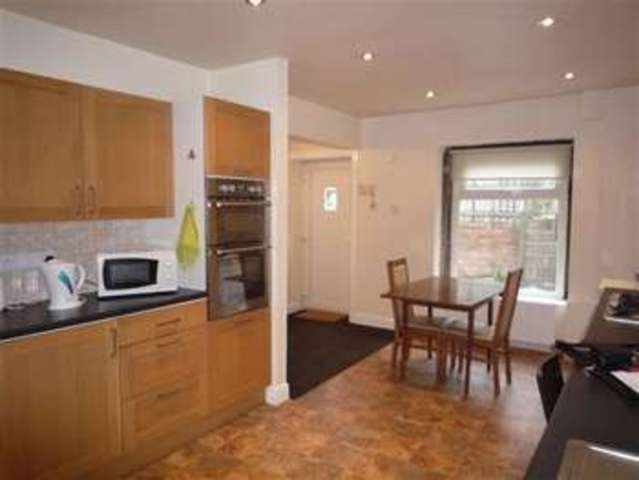  Image of 3 bedroom Semi-Detached house to rent in Manchester Road Huddersfield HD4 at Milnsbridge, HD4 5SF