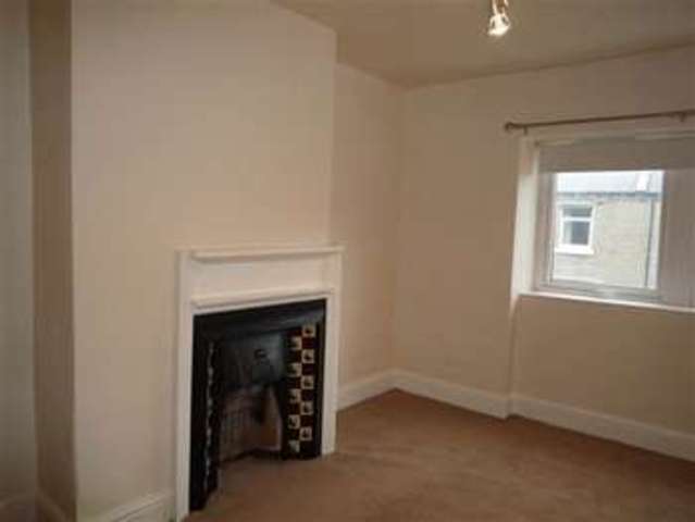  Image of 3 bedroom Semi-Detached house to rent in Manchester Road Huddersfield HD4 at Milnsbridge, HD4 5SF