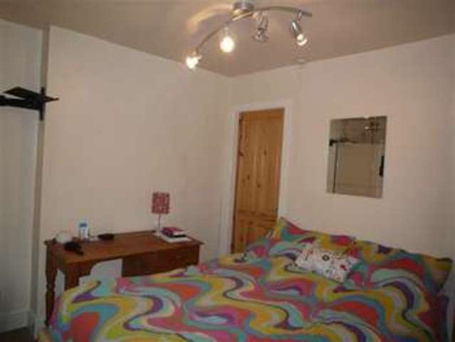  Image of 3 bedroom Semi-Detached house to rent in Manchester Road Huddersfield HD4 at Milnsbridge, HD4 5SF
