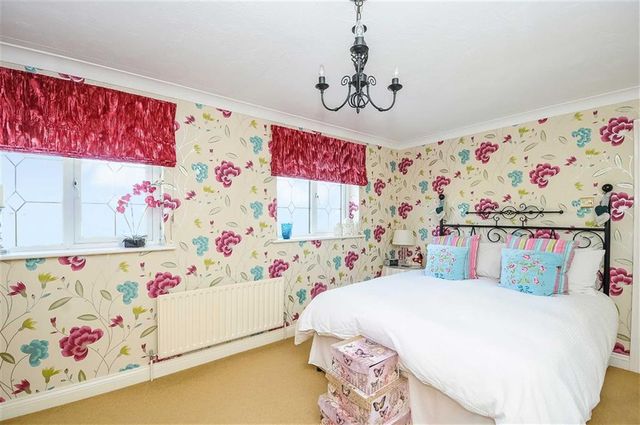  Image of 5 bedroom Property for sale in Newmeadow Copse Peatmoor Swindon SN5 at New Meadow Copse Peatmoor Peatmoor, SN5 5AQ