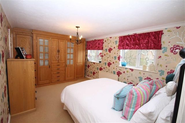  Image of 5 bedroom Property for sale in Newmeadow Copse Peatmoor Swindon SN5 at New Meadow Copse Peatmoor Peatmoor, SN5 5AQ