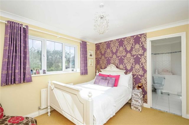  Image of 5 bedroom Property for sale in Newmeadow Copse Peatmoor Swindon SN5 at New Meadow Copse Peatmoor Peatmoor, SN5 5AQ
