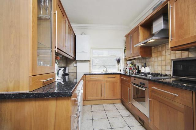  Image of 2 bedroom Flat to rent in North Side Wandsworth Common London SW18 at North Side Wandsworth Common  London, SW18 2SL