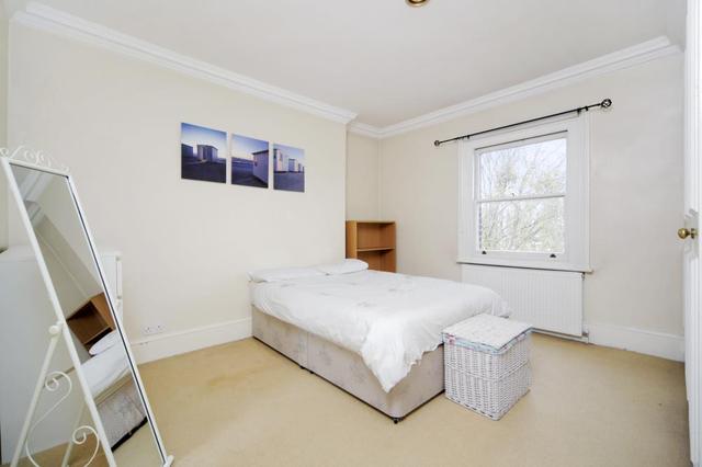  Image of 2 bedroom Flat to rent in North Side Wandsworth Common London SW18 at North Side Wandsworth Common  London, SW18 2SL