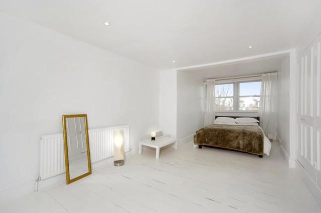  Image of 2 bedroom Flat to rent in North Side Wandsworth Common London SW18 at North Side Wandsworth Common  London, SW18 2SL