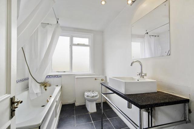  Image of 2 bedroom Flat to rent in North Side Wandsworth Common London SW18 at North Side Wandsworth Common  London, SW18 2SL