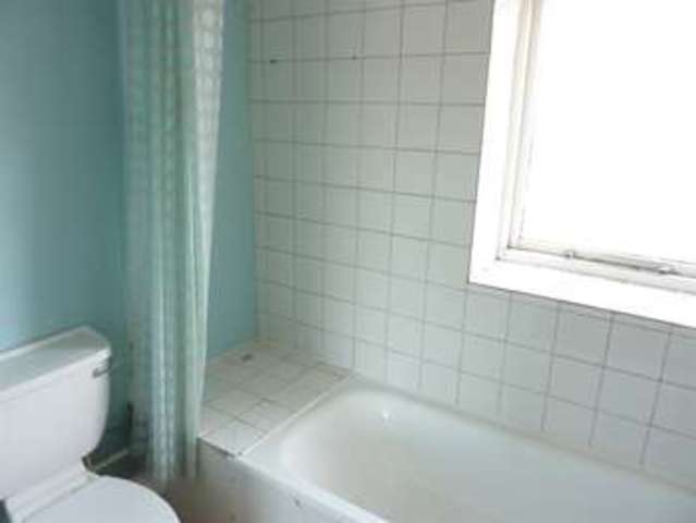  Image of 2 bedroom Flat for sale in North Street Leighton Buzzard LU7 at Leighton Buzzard, LU7 1ET