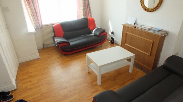  Image of 3 bedroom Semi-Detached house to rent in Park View Avenue Burley Leeds LS4 at Park View Avenue  Leeds, LS4 2LH