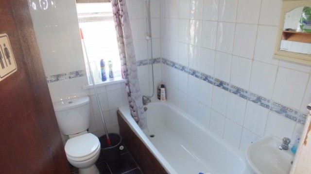  Image of 3 bedroom Semi-Detached house to rent in Park View Avenue Burley Leeds LS4 at Park View Avenue  Leeds, LS4 2LH