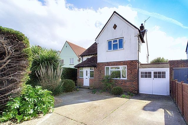  Image of 3 bedroom Detached house for sale in Parklands Avenue Bognor Regis PO21 at Parklands Avenue  Bognor Regis, PO21 2BA