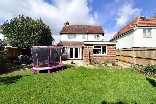  Image of 3 bedroom Detached house for sale in Parklands Avenue Bognor Regis PO21 at Parklands Avenue  Bognor Regis, PO21 2BA