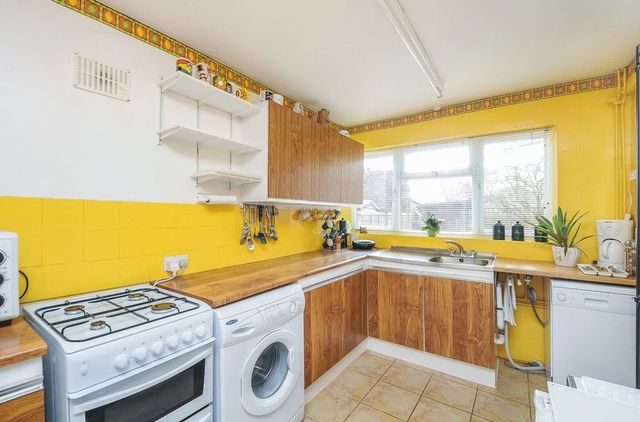  Image of 4 bedroom Semi-Detached house for sale in Parsons Mead Abingdon OX14 at Parsons Mead  Abingdon, OX14 1LL