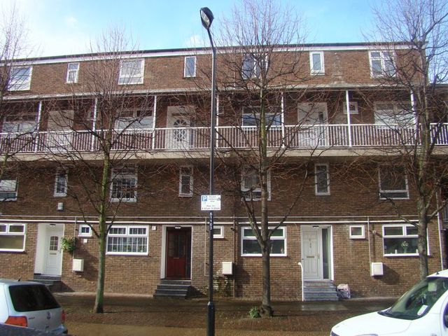  Image of 3 bedroom Flat to rent in Hind Grove London E14 at Hind Grove  London, E14 6HP