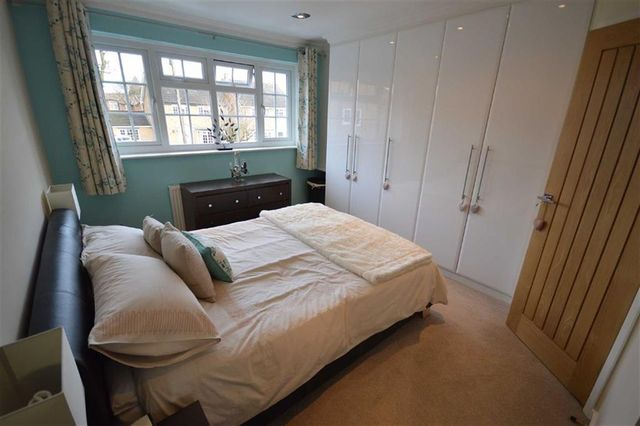  Image of 4 bedroom Property for sale in Ravenswood Drive Cheadle Hulme Cheadle SK8 at Ravenswood Drive Stockport Stockport, SK8 7DZ