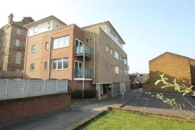  Image of 2 bedroom Flat to rent in Rochelle Close London SW11 at London, SW11 2RY