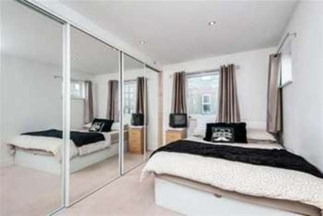  Image of 2 bedroom Flat to rent in Rochelle Close London SW11 at London, SW11 2RY
