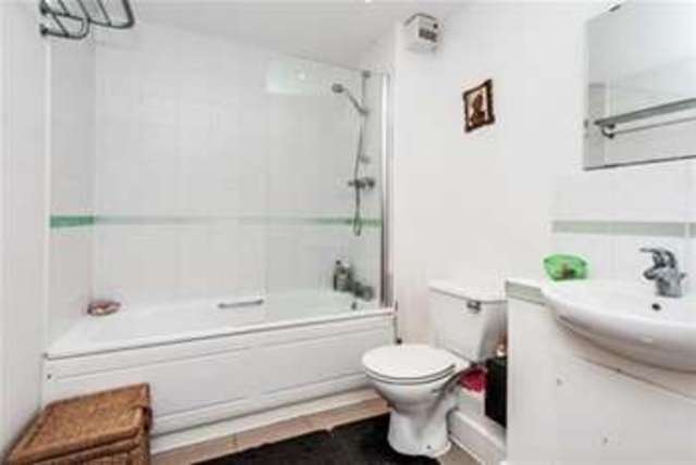  Image of 2 bedroom Flat to rent in Rochelle Close London SW11 at London, SW11 2RY
