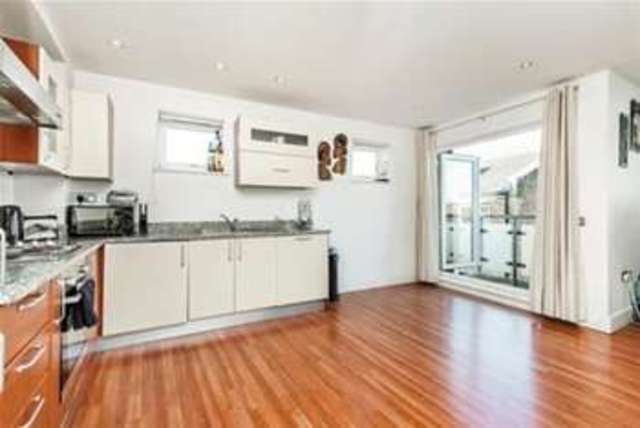  Image of 2 bedroom Flat to rent in Rochelle Close London SW11 at London, SW11 2RY