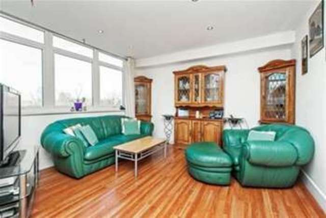  Image of 2 bedroom Flat to rent in Rochelle Close London SW11 at London, SW11 2RY