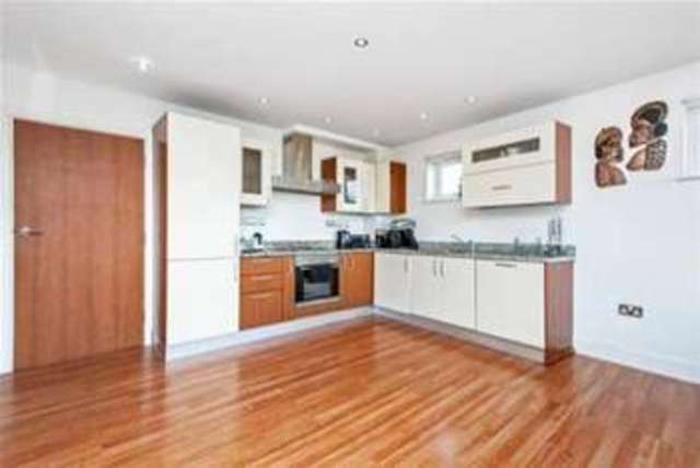  Image of 2 bedroom Flat to rent in Rochelle Close London SW11 at London, SW11 2RY