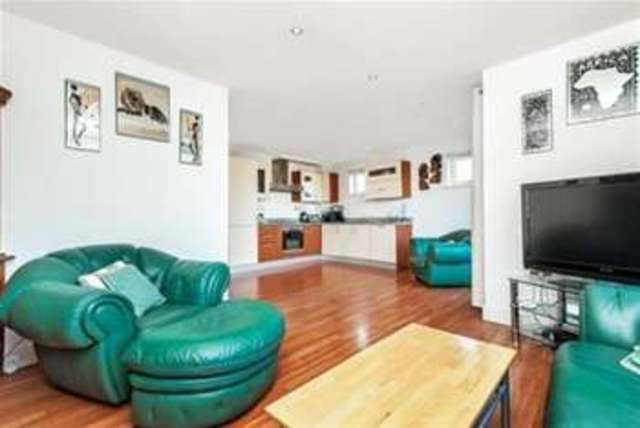  Image of 2 bedroom Flat to rent in Rochelle Close London SW11 at London, SW11 2RY