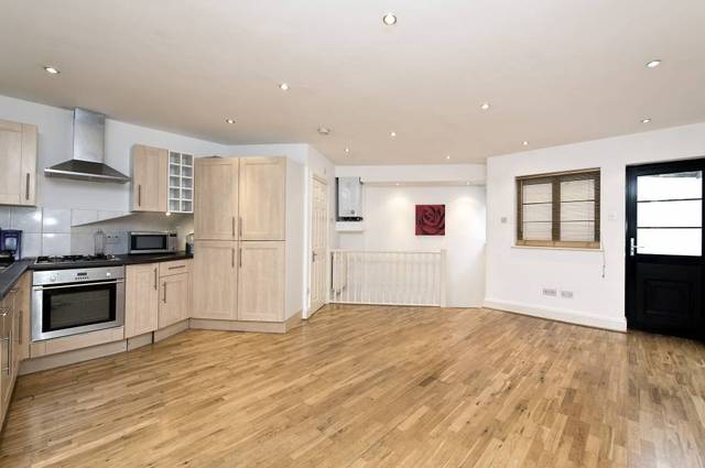  Image of 3 bedroom Maisonette to rent in Roehampton Lane London SW15 at Roehampton Lane  Putney, SW15 4LB