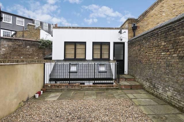  Image of 3 bedroom Maisonette to rent in Roehampton Lane London SW15 at Roehampton Lane  Putney, SW15 4LB