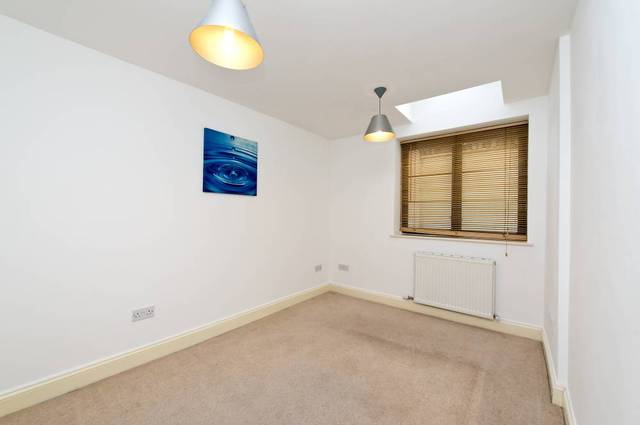  Image of 3 bedroom Maisonette to rent in Roehampton Lane London SW15 at Roehampton Lane  Putney, SW15 4LB