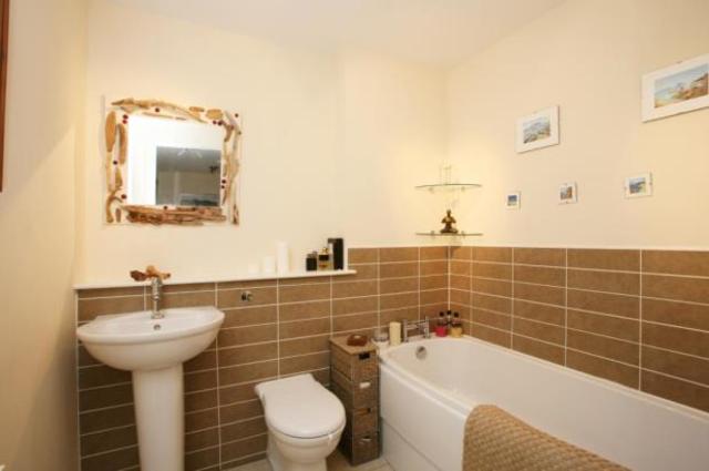  Image of 2 bedroom Flat to rent in Salamander Court Edinburgh EH6 at Leith Edinburgh Edinburgh, EH6 7JP