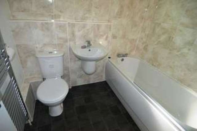  Image of 2 bedroom Flat to rent in Salisbury Close Moseley Birmingham B13 at Salisbury Close Moseley BIRMINGHAM, B13 8JX