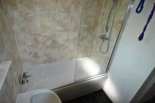  Image of 2 bedroom Flat to rent in Salisbury Close Moseley Birmingham B13 at Salisbury Close Moseley BIRMINGHAM, B13 8JX