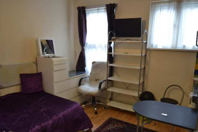  Image of Studio flat to rent in Shepherds Bush Road London W6 at Shepherds Bush Road  London, W6 7PB