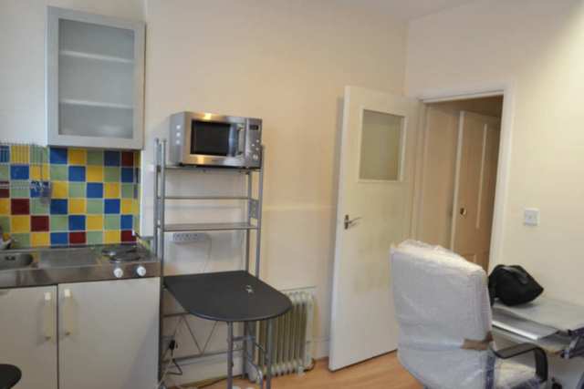  Image of Studio flat to rent in Shepherds Bush Road London W6 at Shepherds Bush Road  London, W6 7PB