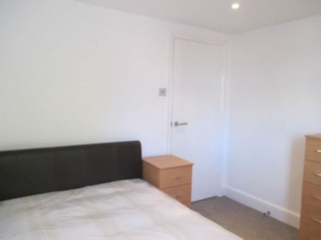  Image of 2 bedroom Flat to rent in Stanley Gardens London NW2 at Willesden Green NW2 London, NW2 4QH