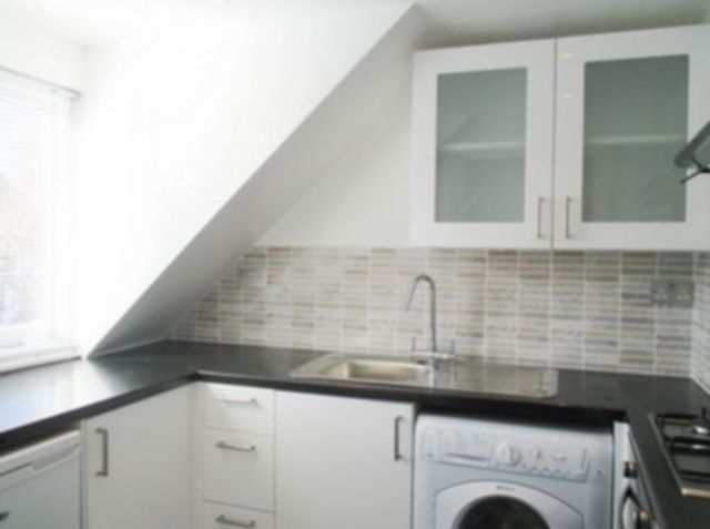  Image of 2 bedroom Flat to rent in Stanley Gardens London NW2 at Willesden Green NW2 London, NW2 4QH