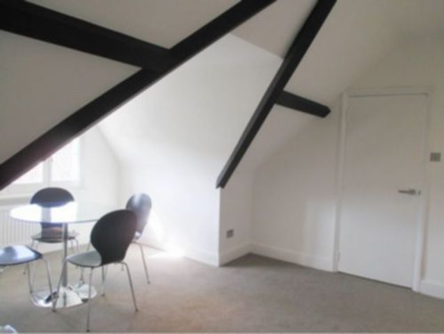  Image of 2 bedroom Flat to rent in Stanley Gardens London NW2 at Willesden Green NW2 London, NW2 4QH