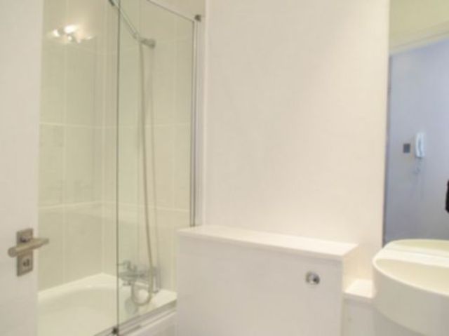  Image of 2 bedroom Flat to rent in Stanley Gardens London NW2 at Willesden Green NW2 London, NW2 4QH