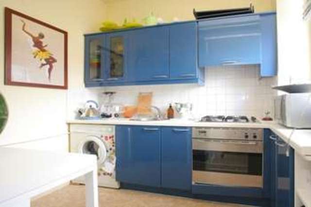  Image of 2 bedroom Apartment to rent in The Barons St Margarets Twickenham TW1 at The Barons  East Twickenham, TW1 2AN