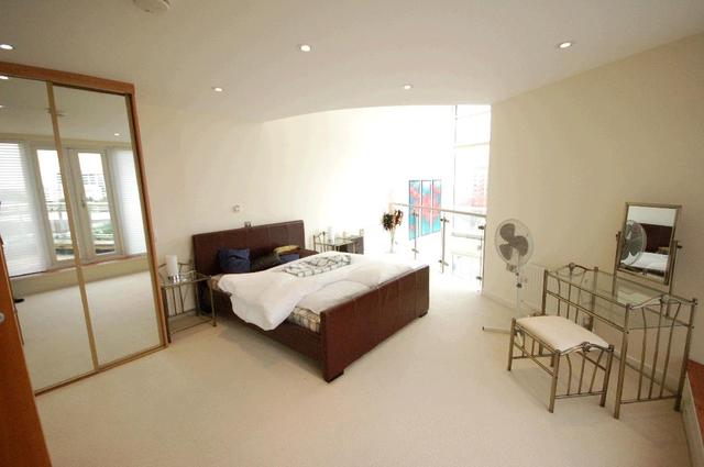  Image of 3 bedroom Property to rent in Kenavon Drive Reading RG1 at The Meridian Kenavon Drive Reading Reading, RG1 3DQ