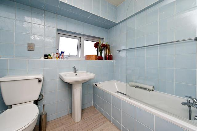  Image of 1 bedroom Flat to rent in Bedford Gardens London W8 at The Mount  76 Bedford Gardens, W8 7EJ
