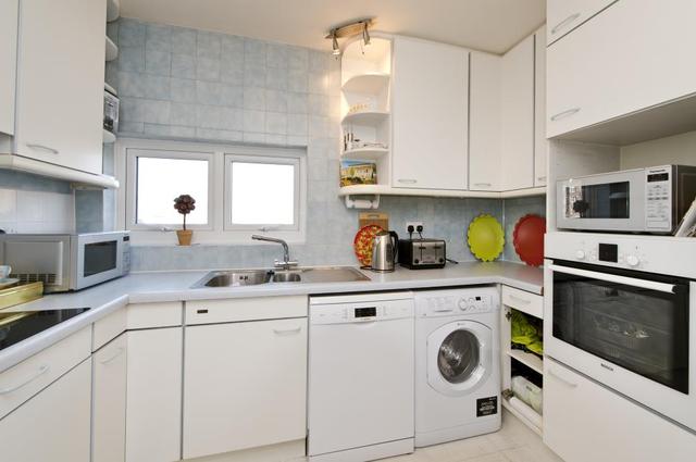  Image of 1 bedroom Flat to rent in Bedford Gardens London W8 at The Mount  76 Bedford Gardens, W8 7EJ