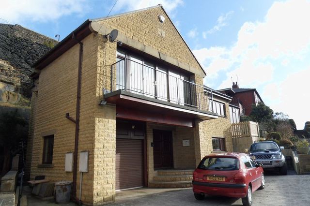  Image of 4 bedroom Detached house to rent in Tower Gardens Halifax HX2 at Tower Gardens  Halifax, HX2 7EN