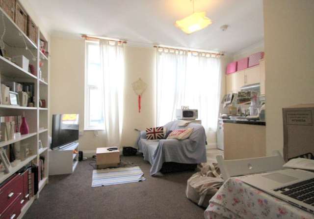  Image of 1 bedroom Flat to rent in Trinity Road London SW17 at Trinity Road Tooting Bec London, SW17 7RE