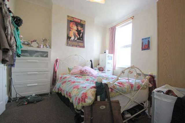 Image of 1 bedroom Flat to rent in Trinity Road London SW17 at Trinity Road Tooting Bec London, SW17 7RE