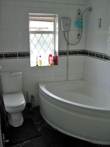  Image of 3 bedroom House Share to rent in Weoley Avenue Selly Oak Birmingham B29 at Selly Oak West Midlands Selly Oak, B29 6PP